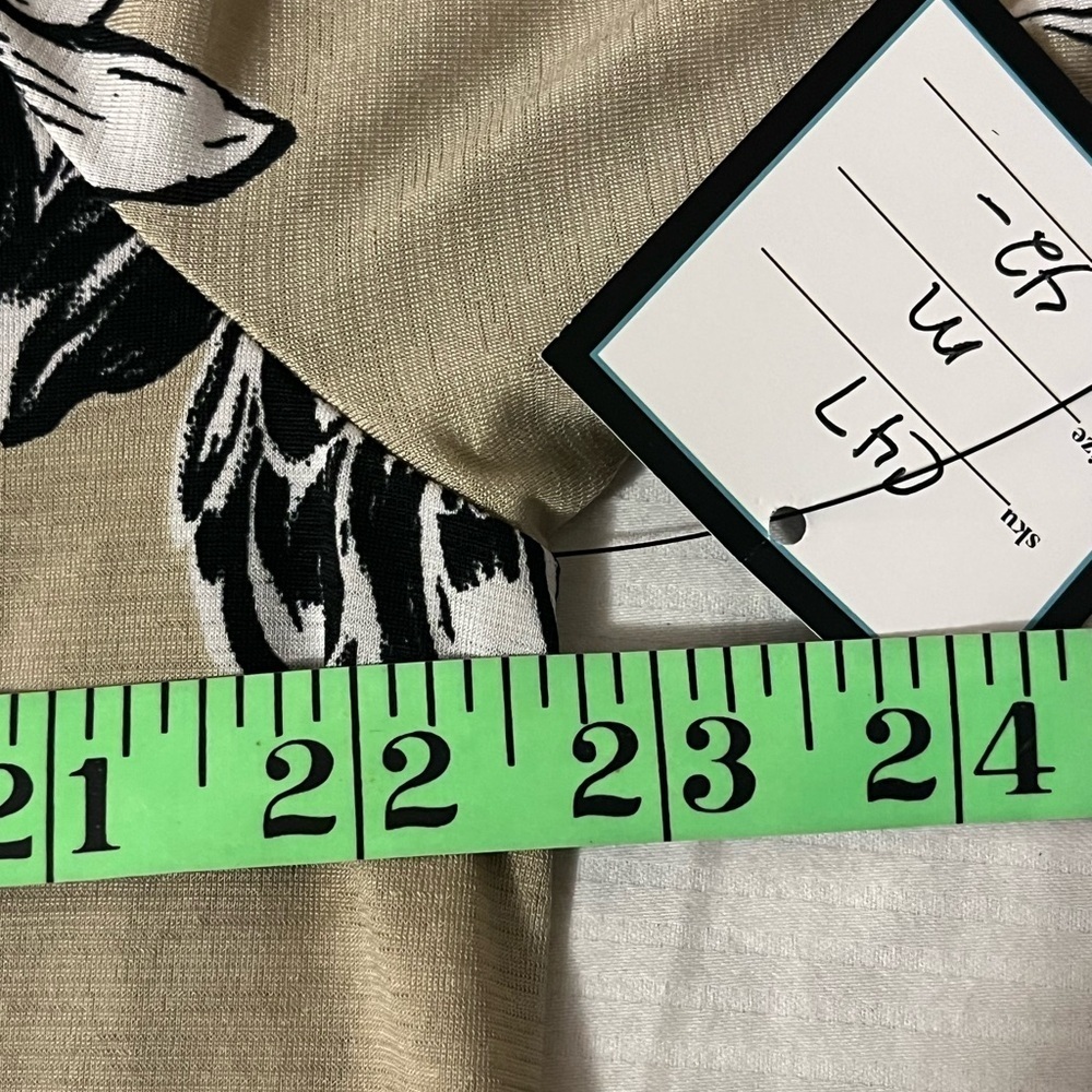 NWT Honeyme Tan, Black & White Floral Kimono Cardigan, size Medium - Picture 9 of 12